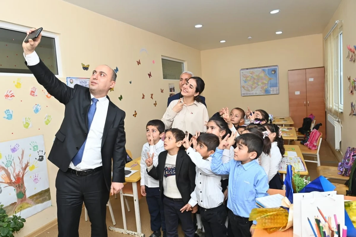 Təhsil naziri sosial şəbəkədə fenomen olan müəllim və şagirdlərilə selfi çəkdirdi - FOTO