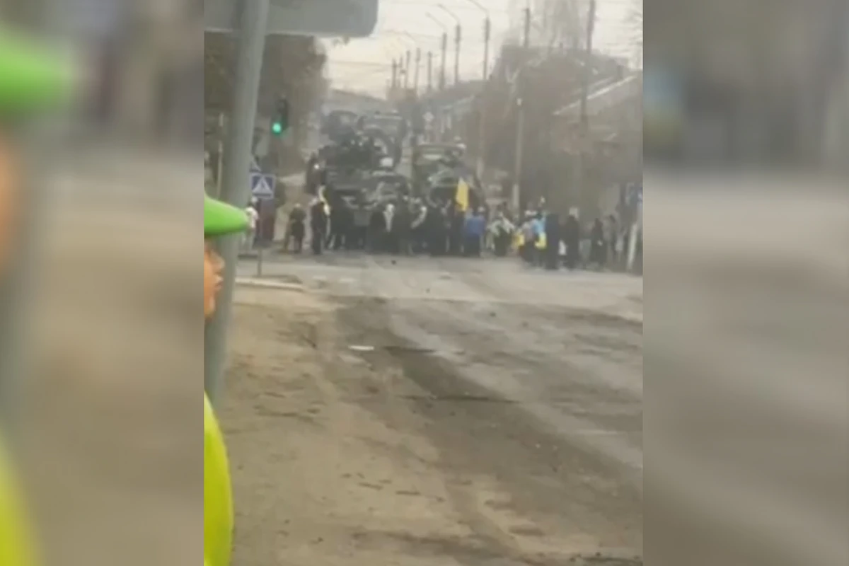 Ukraynalılar rus tanklarının qarşısını belə kəsdi - VİDEO