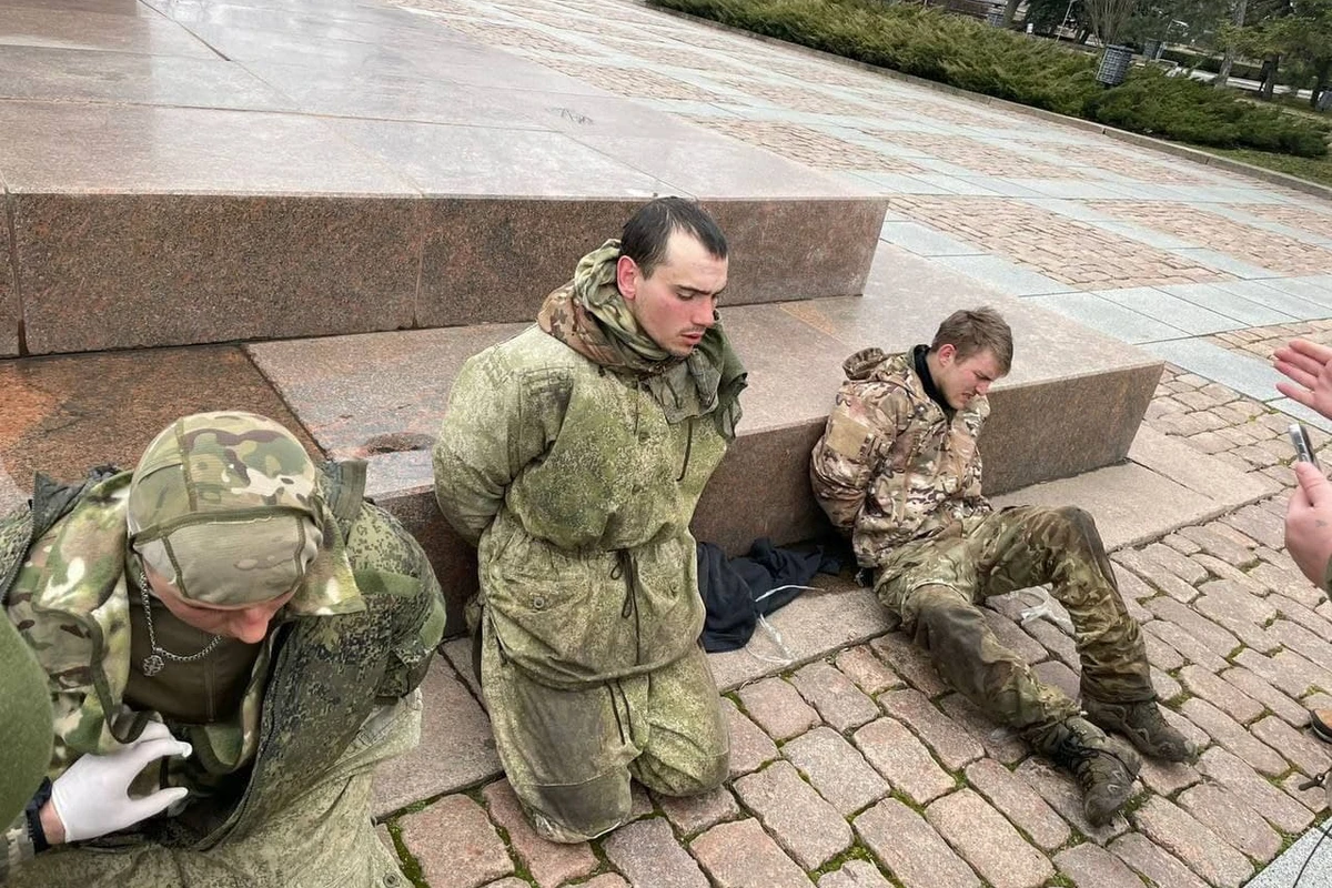 Российских десантников поставили на колени перед мемориалом - ВИДЕО