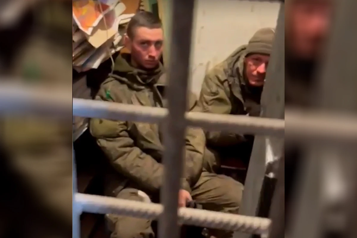 В украинском городе местные жители взяли в плен российских военнослужащих - ВИДЕО