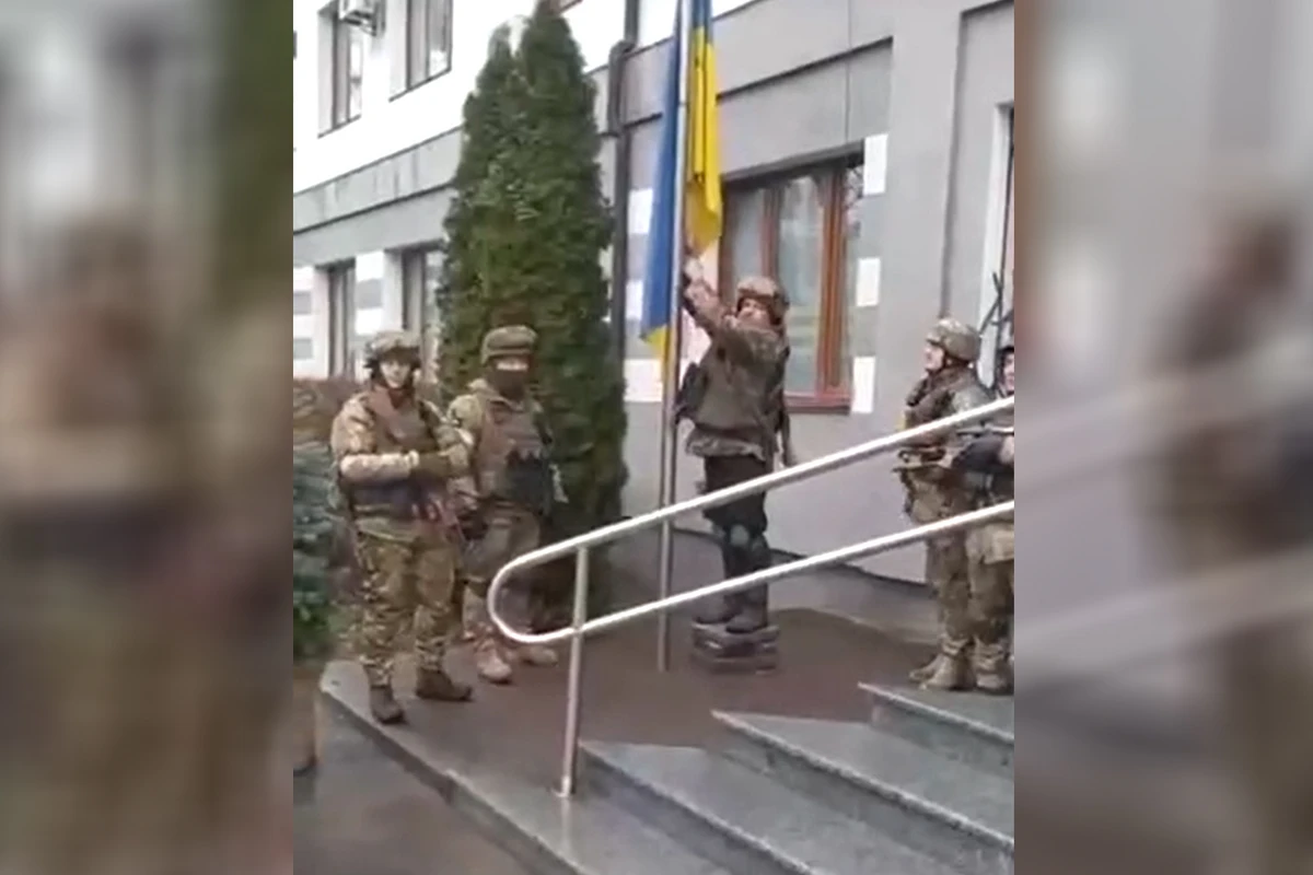 ВСУ освободили еще один город: У горсовета поднят флаг Украины - ВИДЕО