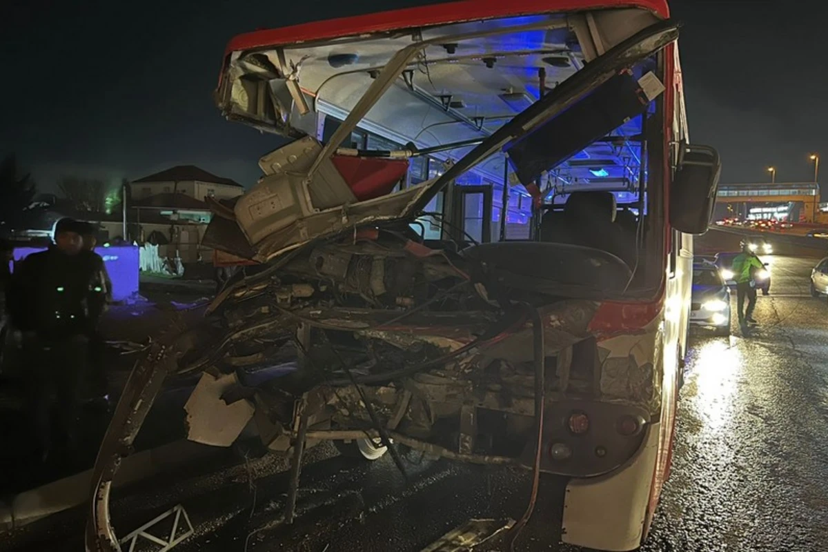 Bakıda avtobusla yük maşını toqquşdu - Xəsarət alanlar var - FOTO