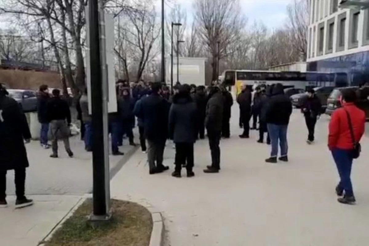 Azərbaycan vətəndaşları Polşadan vətənə qayıtmaqda çətinlik çəkirlər – VİDEO Azərbaycan vətəndaşları Polşadan vətənə qayıtmaqda çətinlik çəkirlər – VİDEO