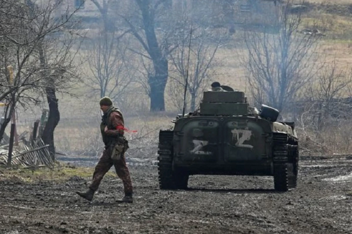 Rusiya qoşunları Ukraynada tankla poçt işçilərinin avtomobilinin üzərindən keçdilər - FOTO Rusiya qoşunları Ukraynada tankla poçt işçilərinin avtomobilinin üzərindən keçdilər - FOTO