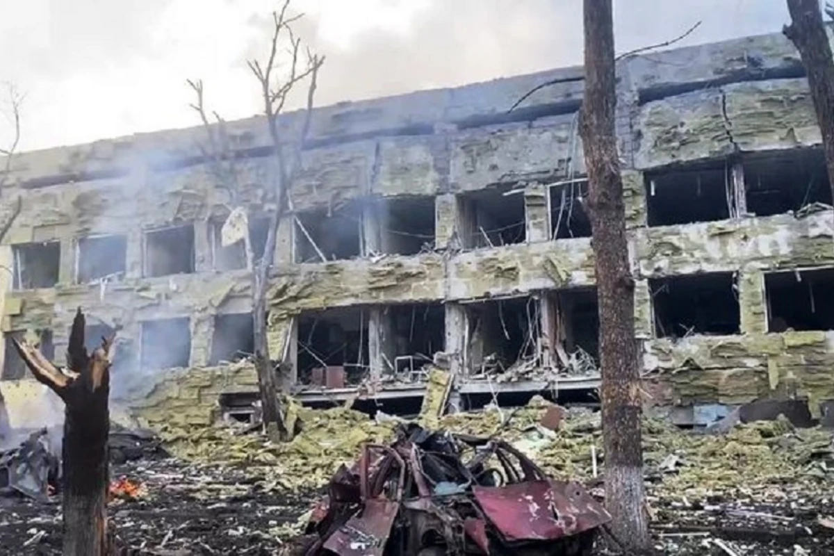 В Мариуполе ВС РФ нанесли артудар по роддому: много погибших - ВИДЕО