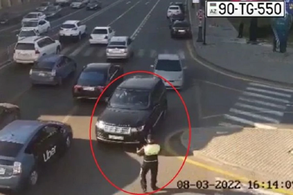 Bakıda lüks avtomobilini yol polisinin üstünə sürən şəxs cəzalandırıldı - VİDEO