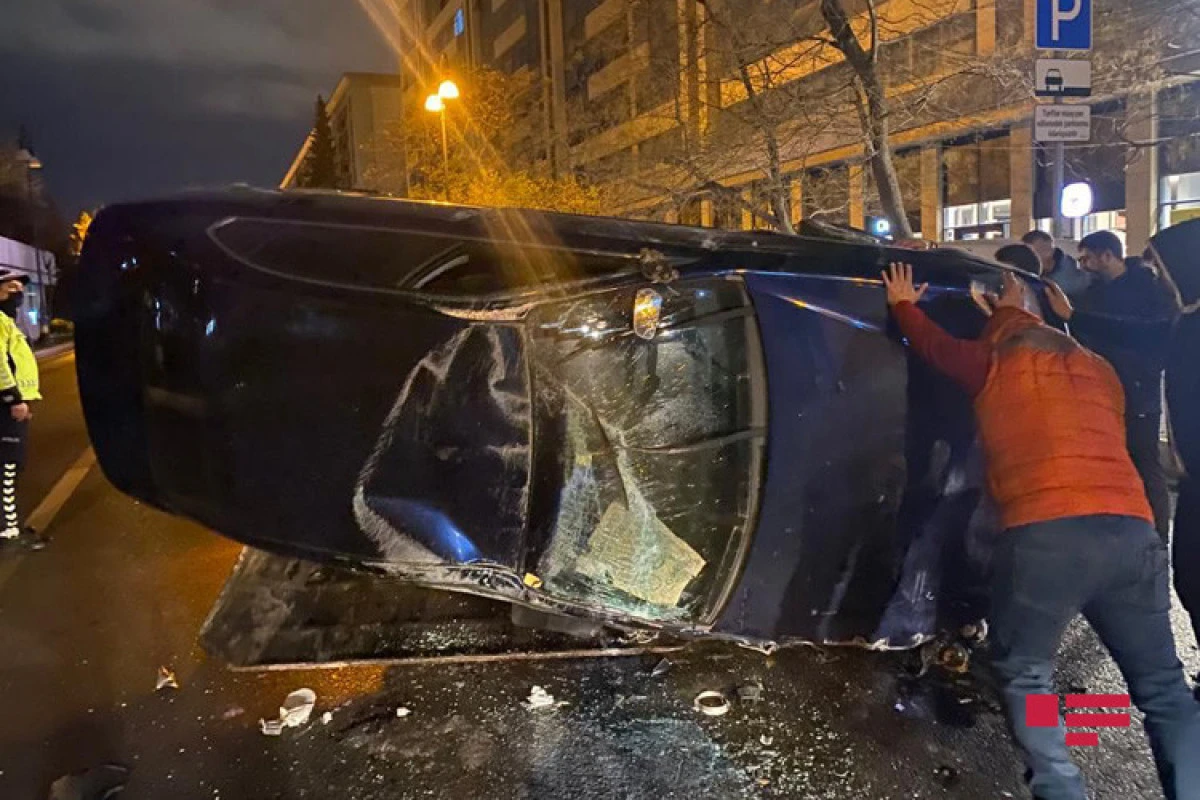 В Баку водитель разбил три авто и перевернулся - ВИДЕО