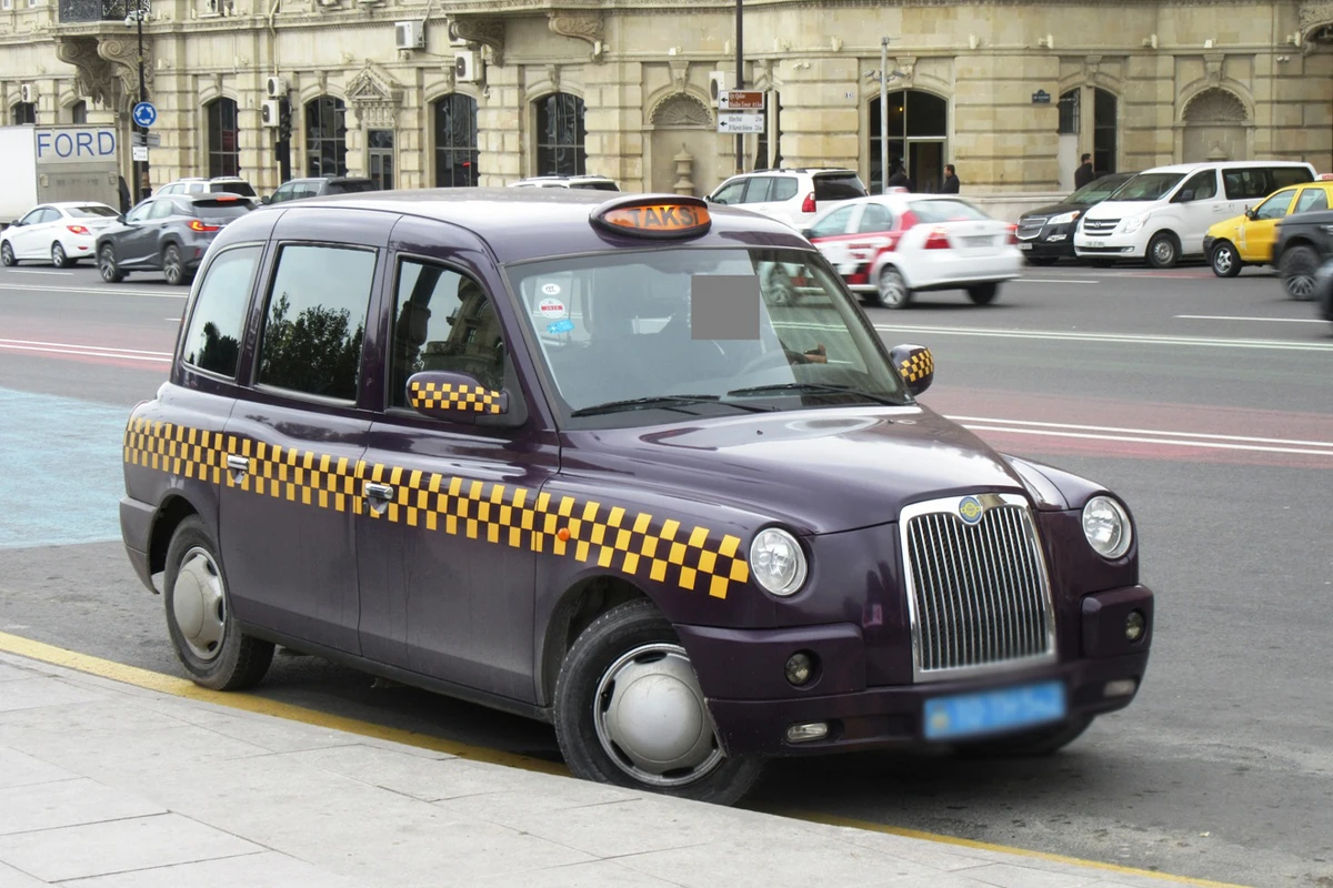 Bakıda London taksisi iki nəfəri vurub, ölən var
