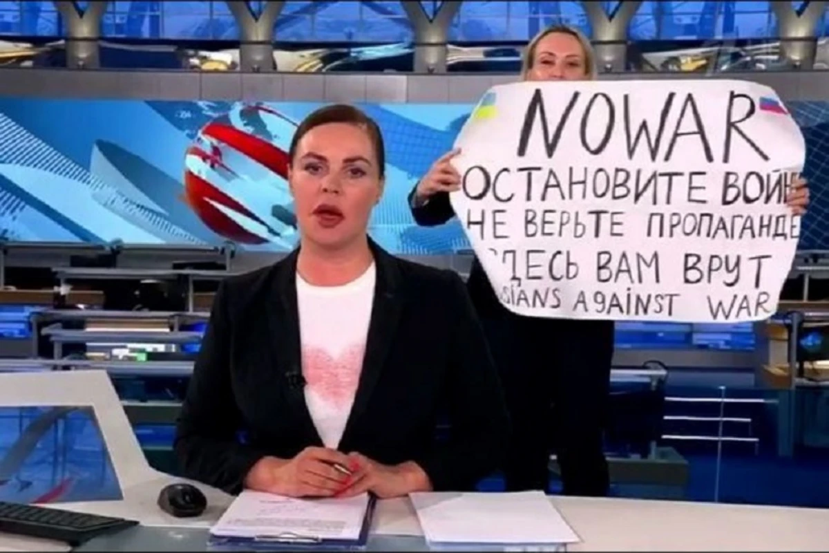 В эфир российского Первого канала ворвалась редактор с плакатом Здесь вам врут - ВИДЕО