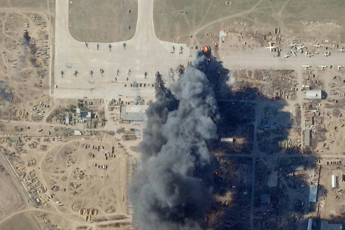 Ukrayna ordusu Xersonda rusların istifadə etdiyi aeroportu bombalayıb - YENİLƏNİB - FOTO