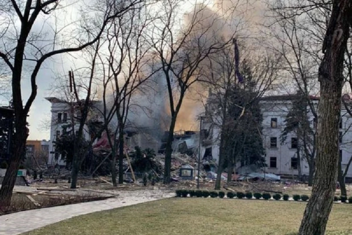 В Мариуполе войска РФ разбомбили Драмтеатр, где прятались сотни людей