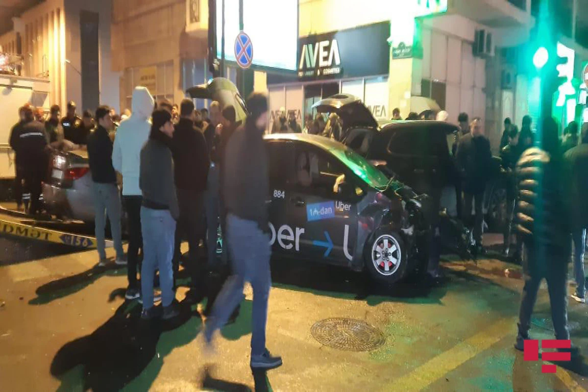 В Баку столкнулись три автомобиля, есть пострадавшие - ВИДЕО