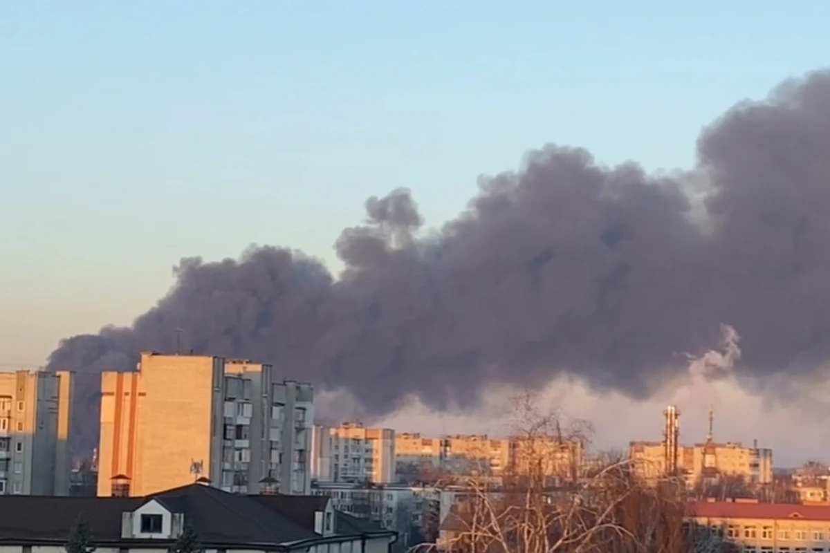По аэропорту Львова нанесен ракетный удар - ВИДЕО