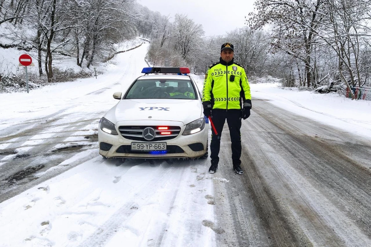 Yol polisləri qarlı havada sürücülərə kömək ediblər - FOTO