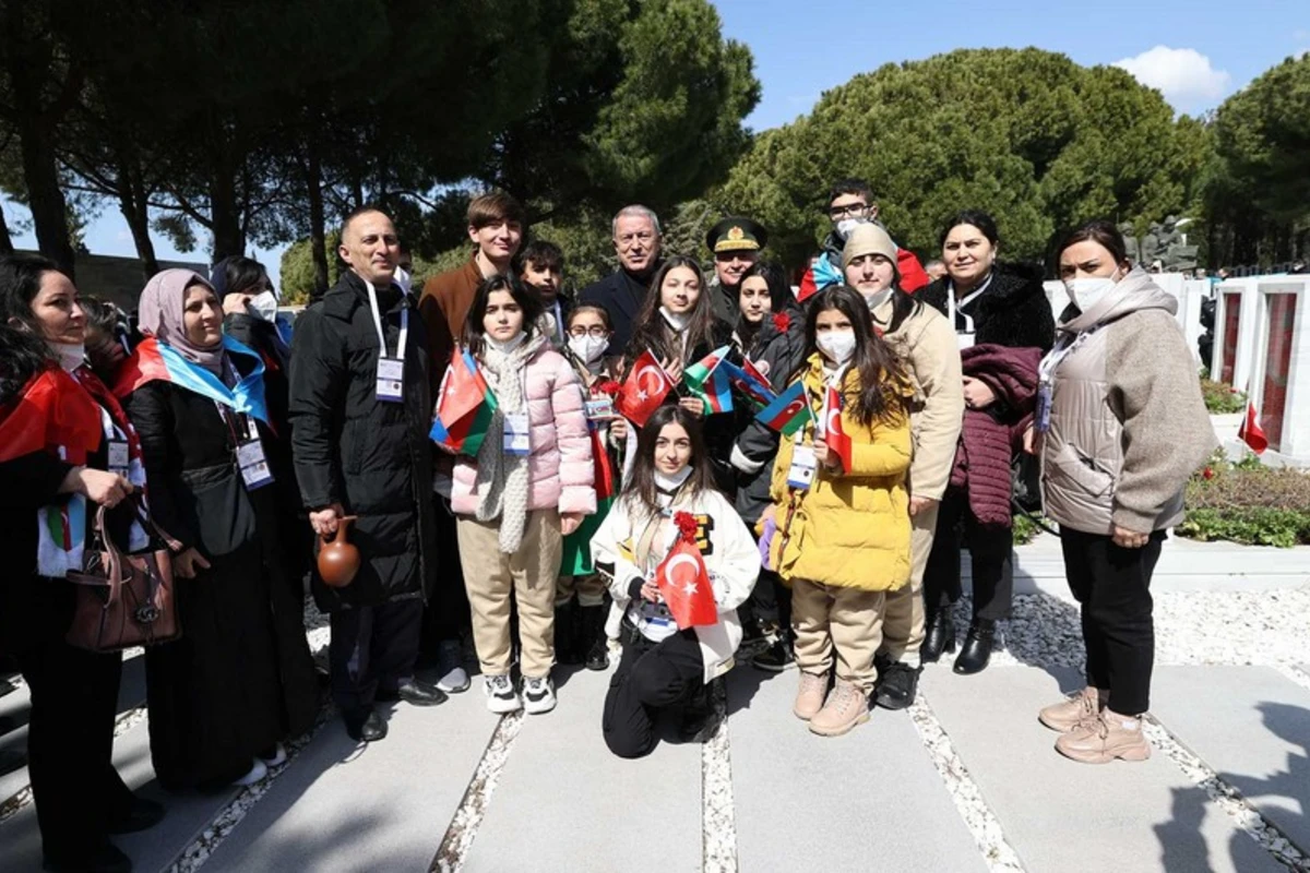 Hulusi Akar azərbaycanlı uşaqlarla görüşüb - FOTO