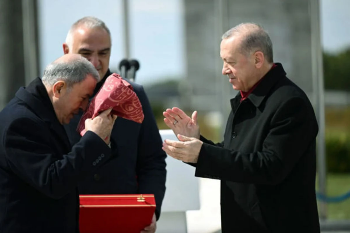 Ərdoğana bir əsrdən çox yaşı olan Osmanlı dövlətinin döyüş bayrağı təqdim olundu - FOTO