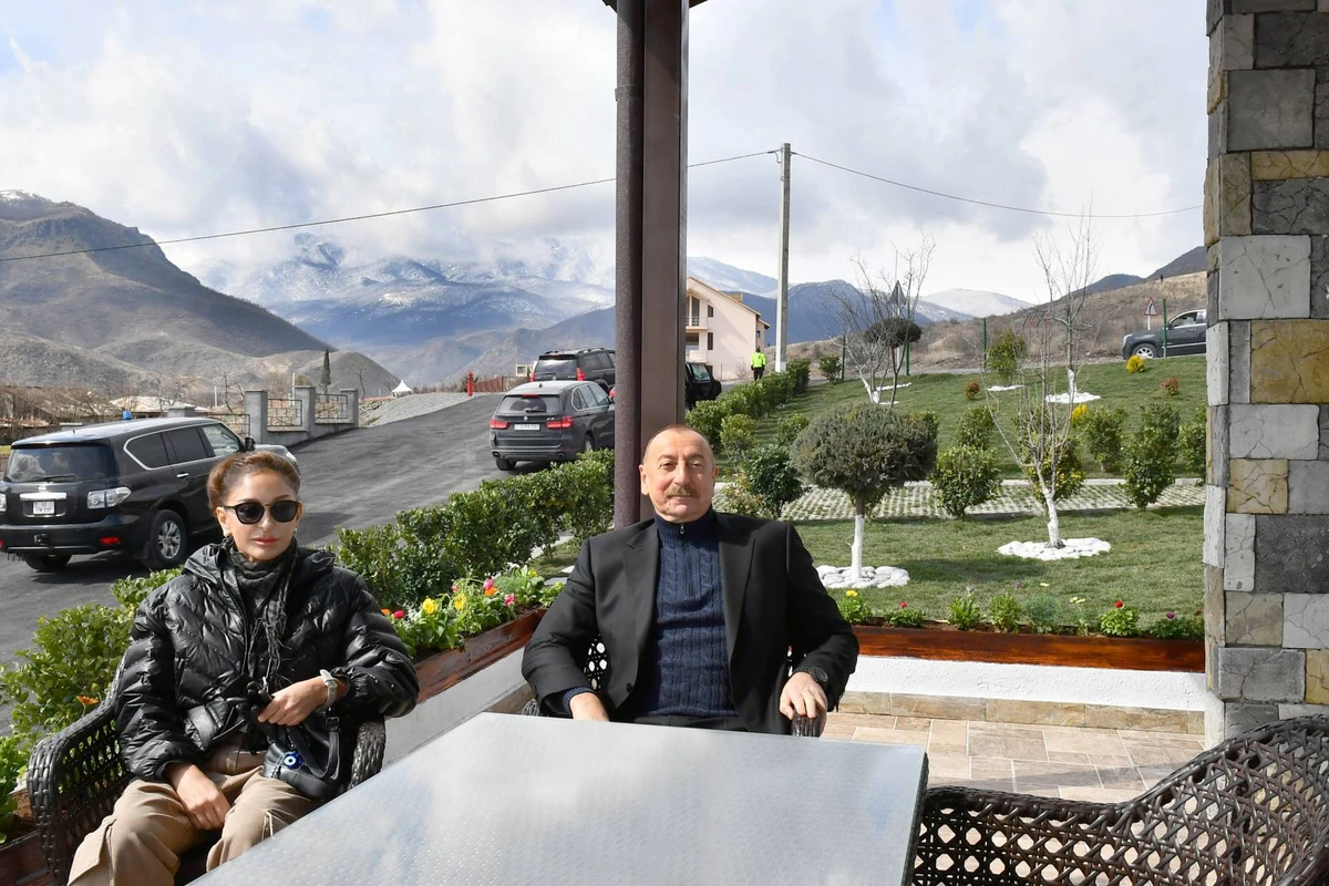 İlham Əliyev və Mehriban Əliyeva Suqovuşandakı fərdi evdə aparılmış təmir-bərpa işləri ilə tanış oldu