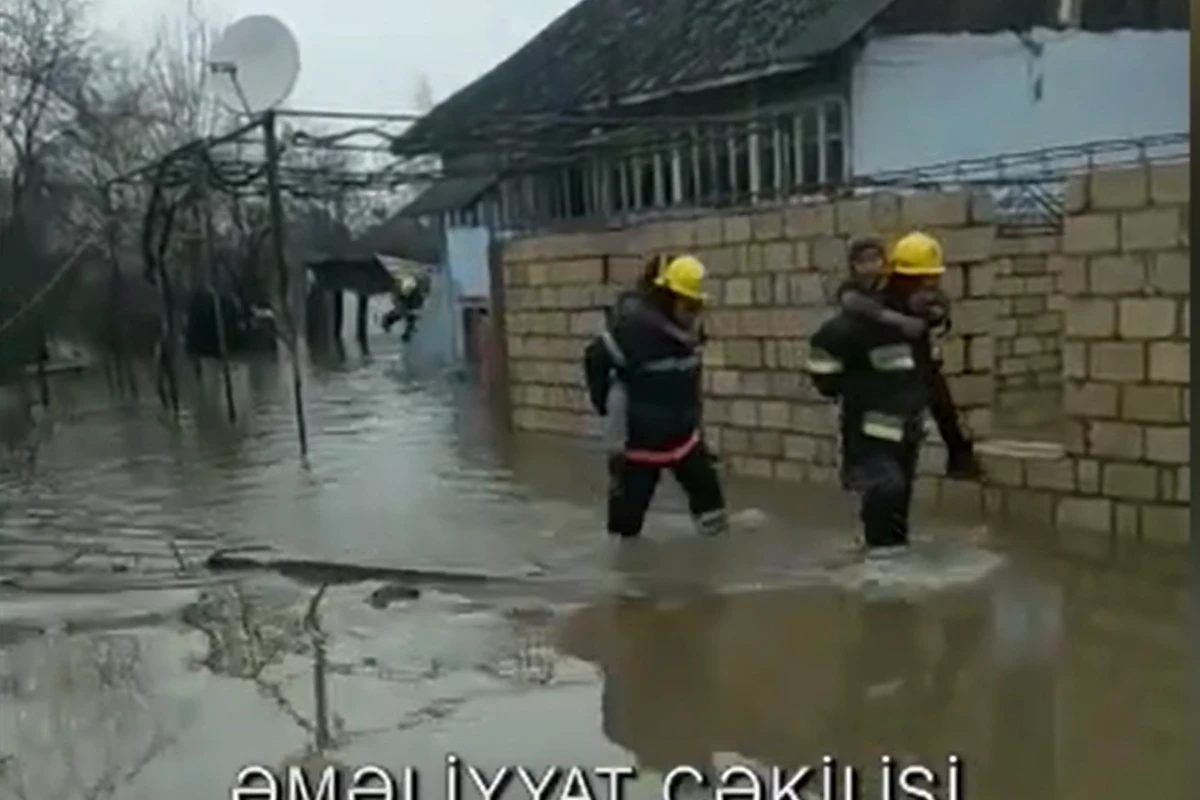 Su basmış ərazilərdə 25 nəfər, qarlı-şaxtalı havada qalan 1 nəfər xilas edilib - VİDEO
