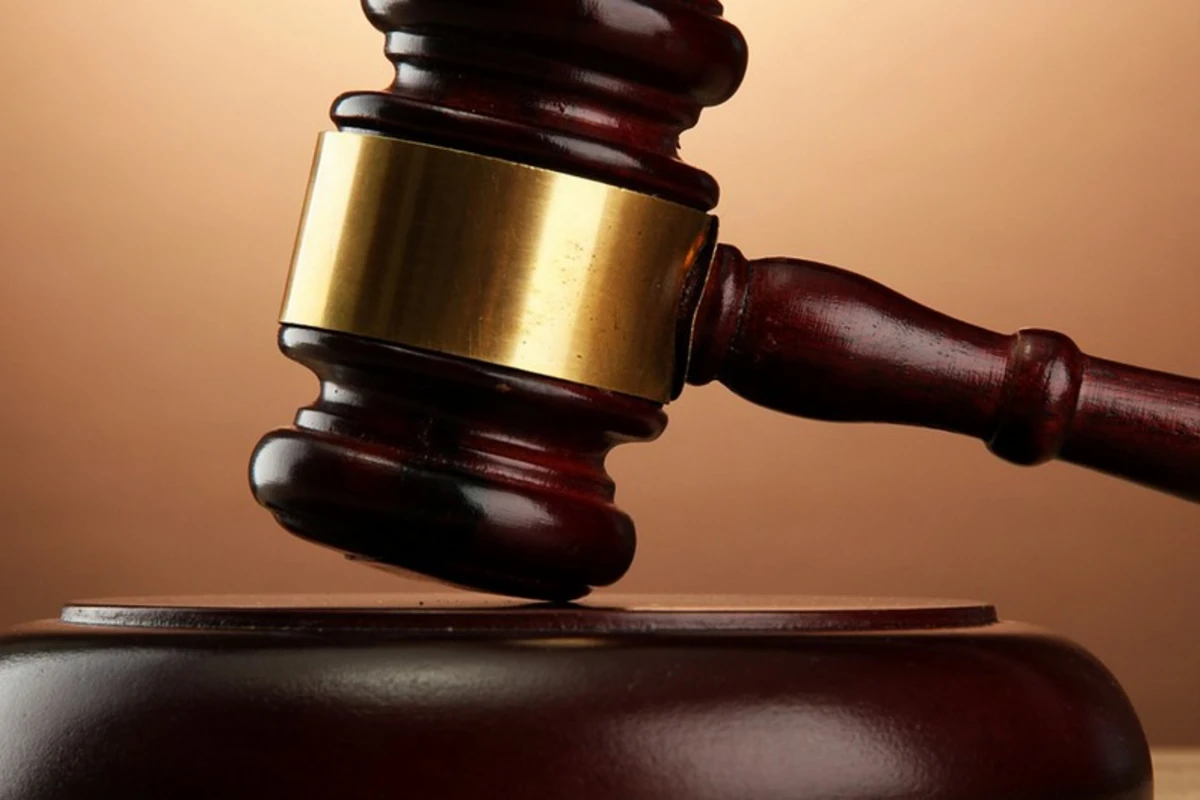 Yarım milyon manatdan çox pul mənimsəyən bank xəzinədarına hökm oxunub