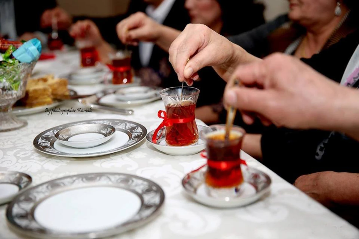 Müğənni elçilik adətini ələ saldı: İyrəncdir - FOTO Müğənni elçilik adətini ələ saldı: İyrəncdir - FOTO