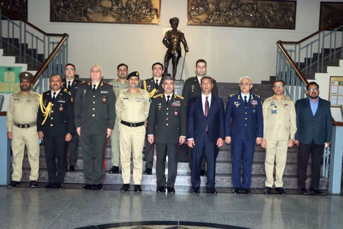 Müdafiə naziri Pakistan Ordu Muzeyini ziyarət edib