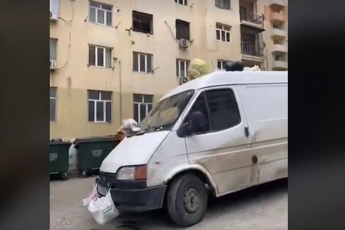 Yanlış park edilən avtomobil sakinlər tərəfindən zibillərlə bəzədildi - VİDEO