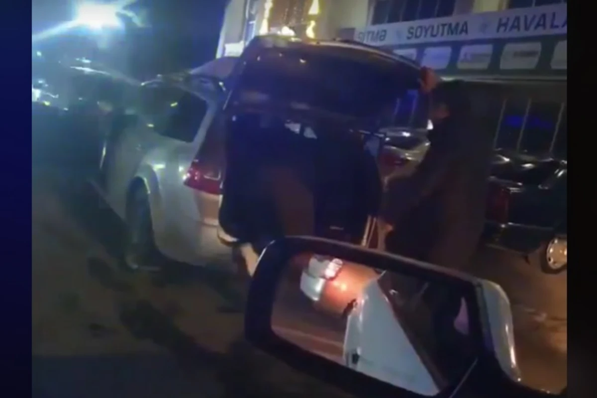 Bakıda taksi sürücüsü turisti baqaja mindirib apardı - VİDEO