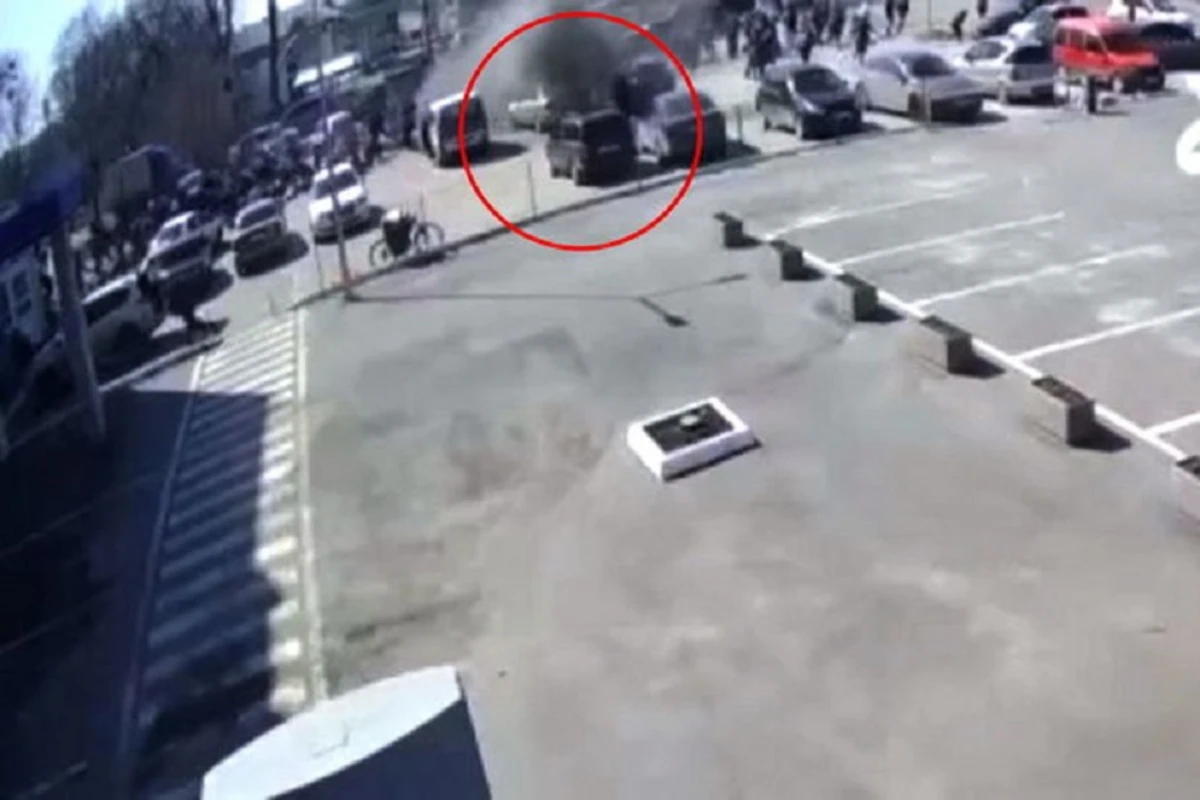 Распространились кадры обстрела пункта гумпомощи в Харькове - ВИДЕО