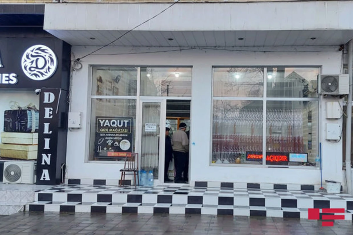 Göyçayda maskalı şəxslər zərgərlik mağazasına basqın edərək 60 min manatlıq qızıl aparıb – FOTO