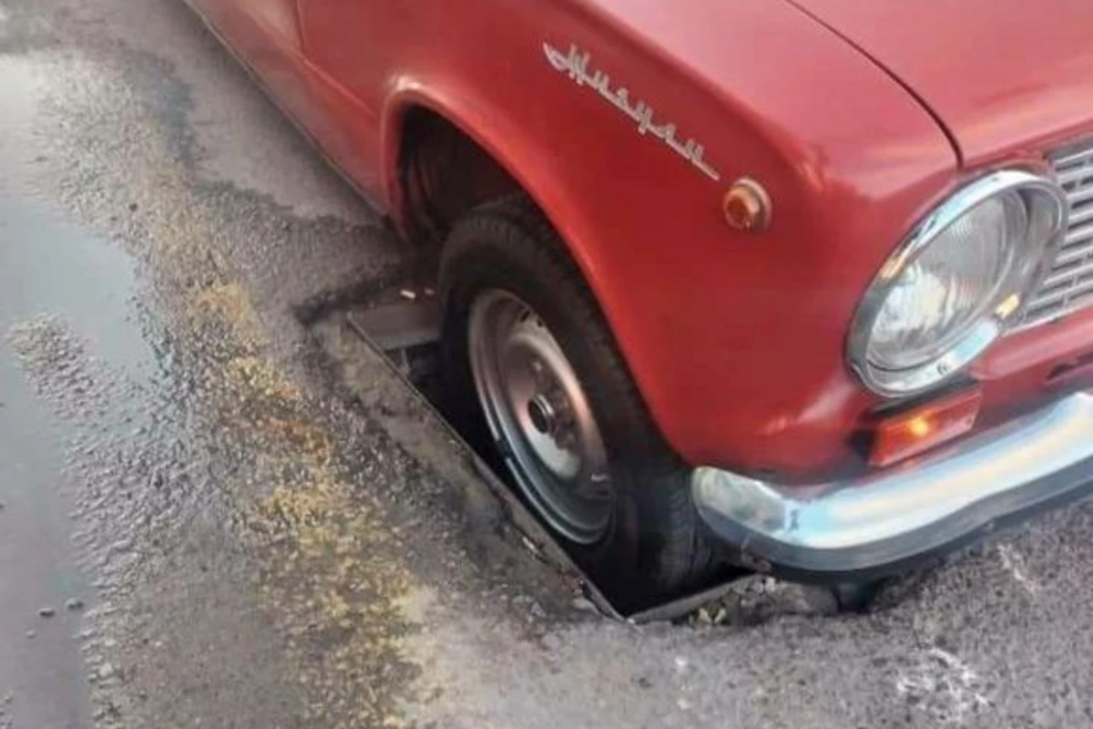 Paytaxtın mərkəzi prospektlərindən birində maşın “lyuk”da ilişib qaldı - FOTO
