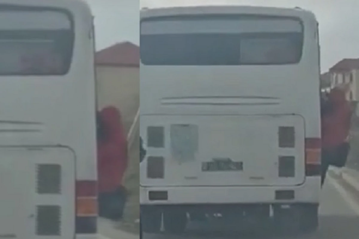 Bakıda ölüm saçan avtobus: Sərnişinlər qapıdan sallanıb - VİDEO
