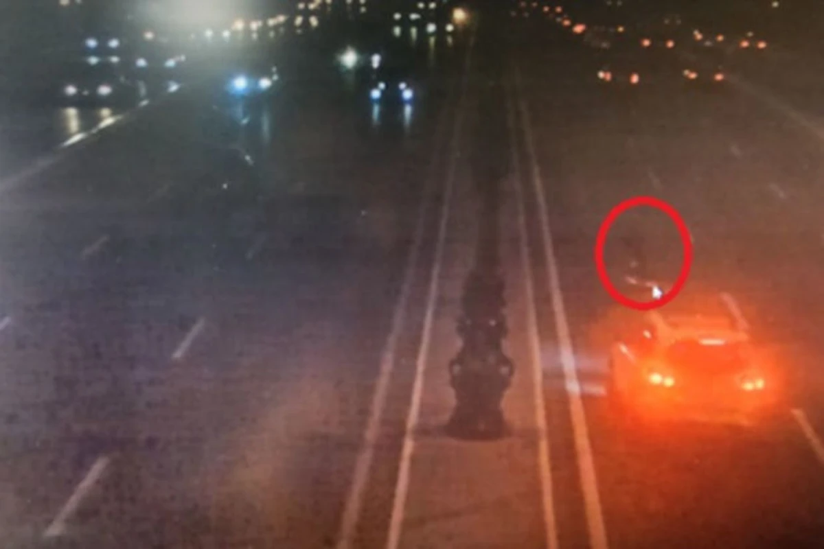 Bakıda yolu qaçaraq keçməyə çalışan piyada avtomobilin altında qaldı - ANBAAN VİDEO