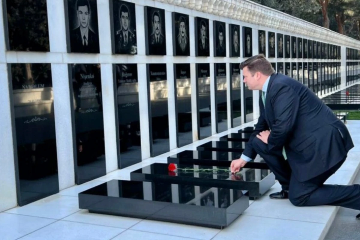 Britaniyanın silahlı qüvvələr naziri Şəhidlər Xiyabanında - FOTO