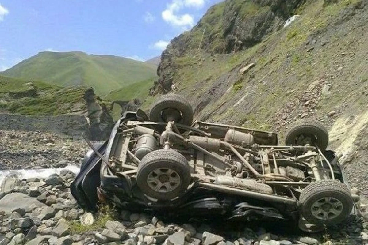 Bakıda avtomobil dərəyə aşdı, ölən var Bakıda avtomobil dərəyə aşdı, ölən var