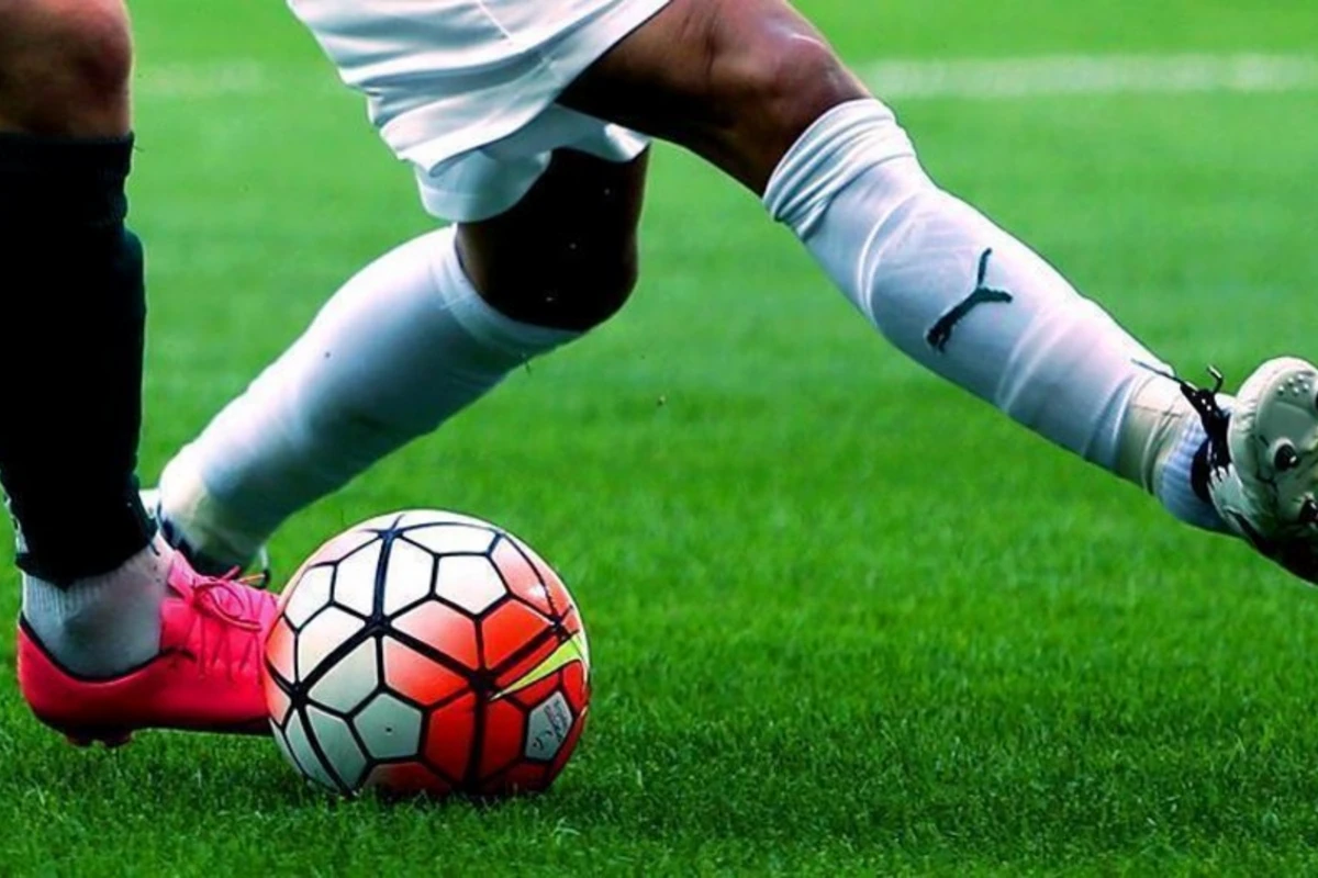 Futbolçu komanda yoldaşlarının butslarını oğurlayaraq satdı