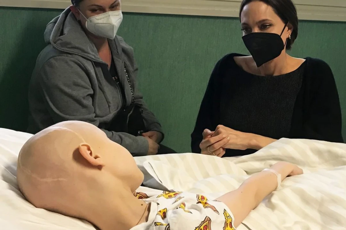 Ancelina Coli onkoloji xəstə ukraynalı uşağı ziyarət edib - FOTO Ancelina Coli onkoloji xəstə ukraynalı uşağı ziyarət edib - FOTO