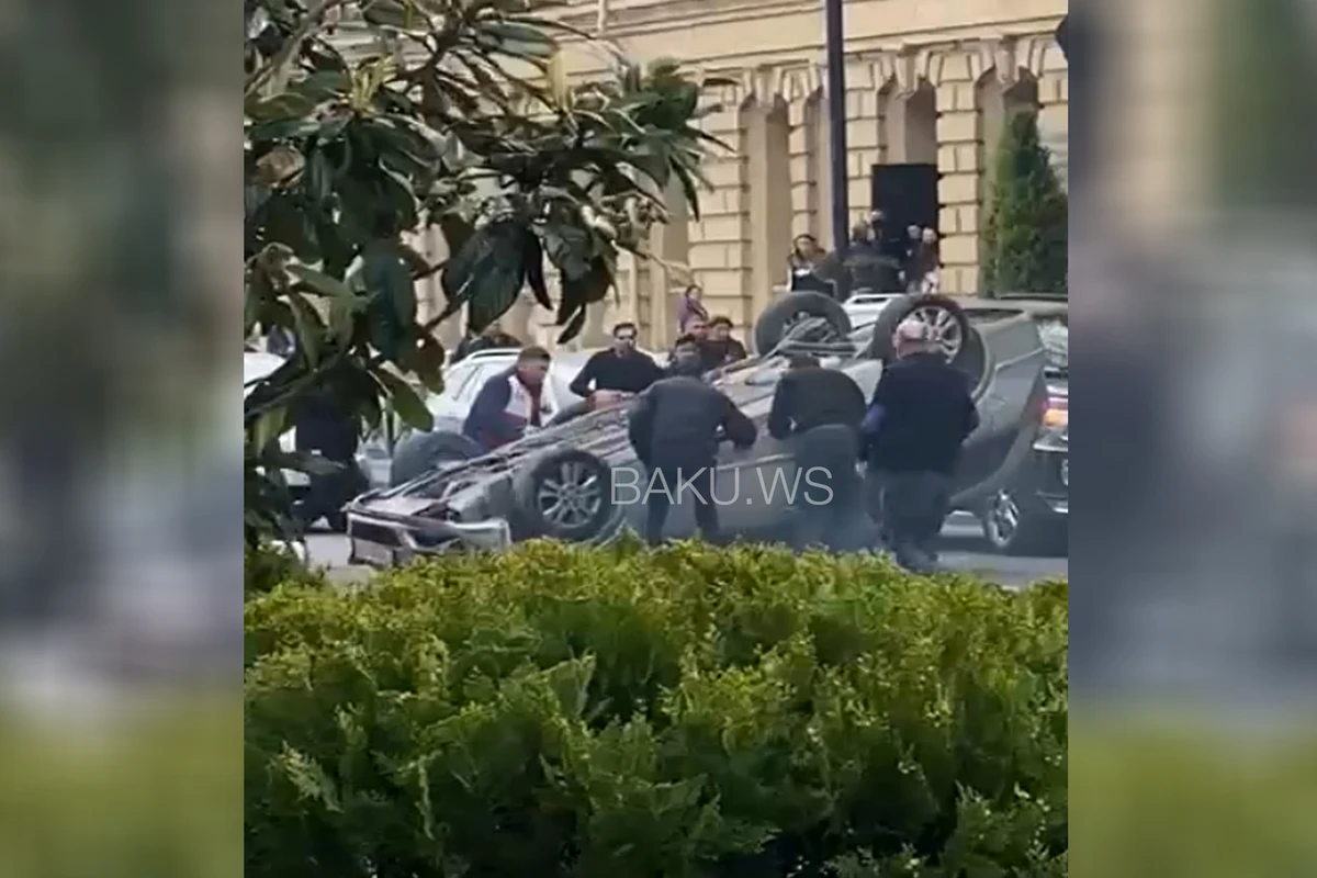 Bakı şəhər İcra Hakimiyyətinin qarşısında maşın aşdı - VİDEO