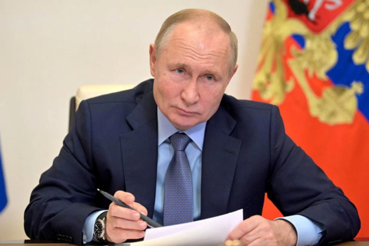 Putin dost olmayan ölkələrə viza məhdudiyyəti haqqında fərman imzaladı