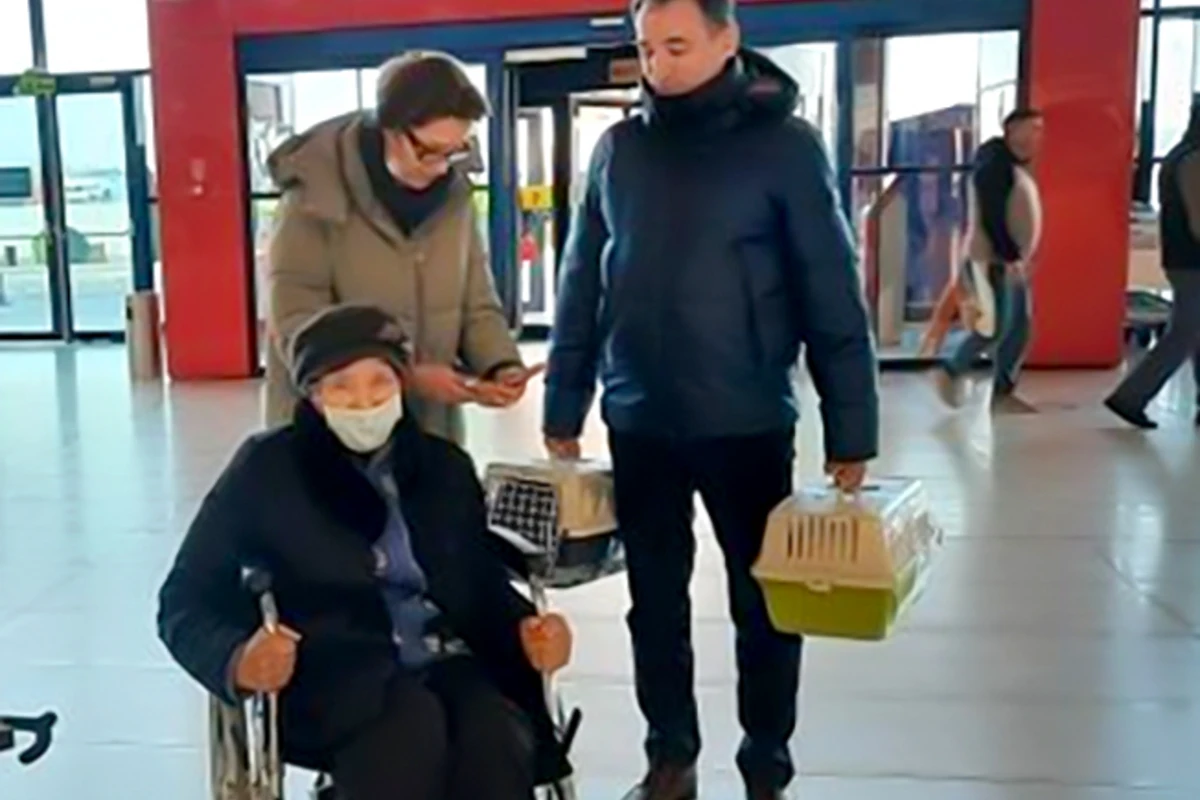 Azərbaycanın Milli Qəhrəmanının Ukraynada qalan ailəsi Bakıya yola salınıb - FOTO