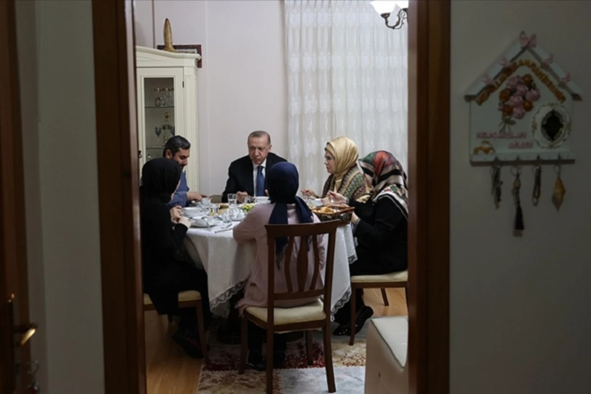 Əminə Ərdoğan iftar süfrəsində qonaq olduqları ailəyə təşəkkür edib - FOTO