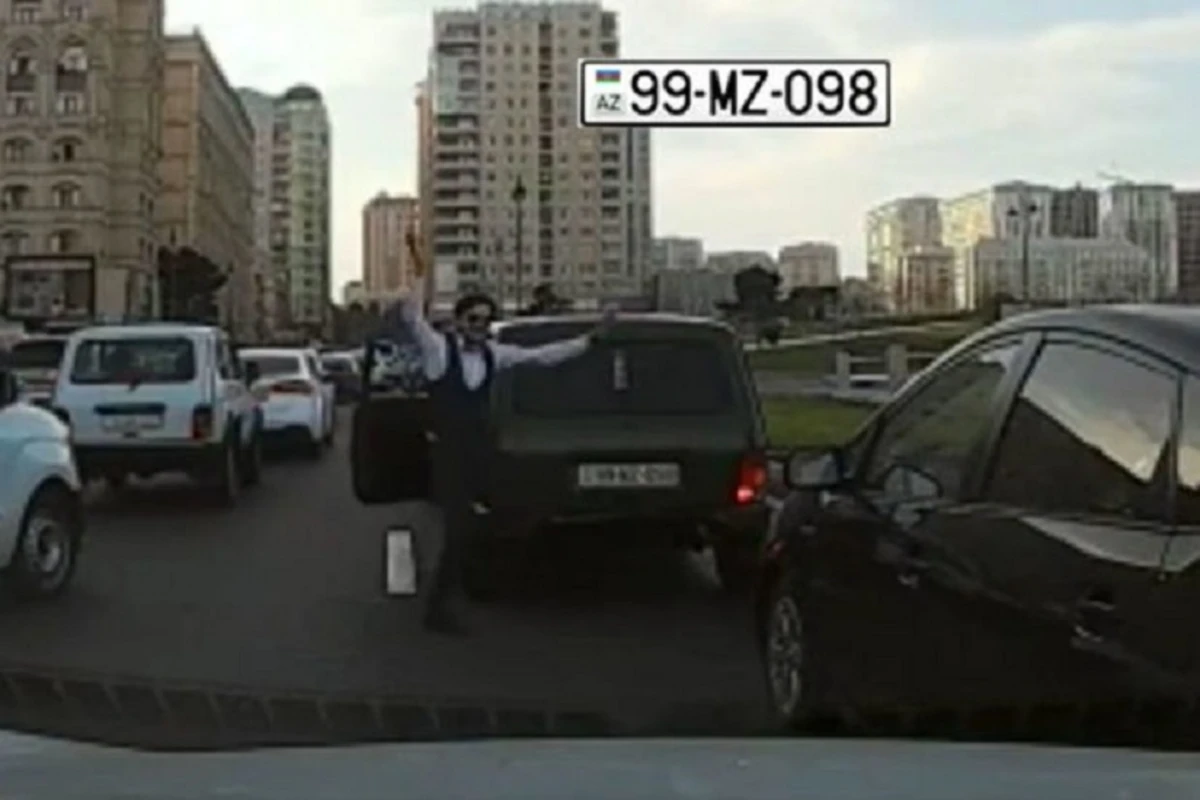 В Баку водитель вышел из машины посреди дороги и устроил танцы - ВИДЕО