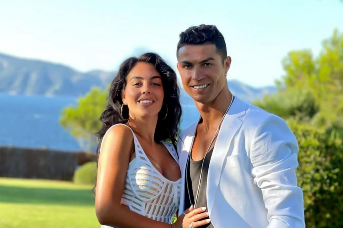 Ronaldo bu səbəbdən hər ay sevgilisinin hesabına 100 min avro köçürür - FOTO