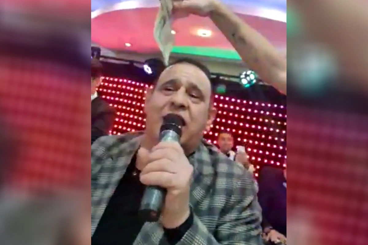 Азербайджанского певца осыпали деньгами на свадьбе - ВИДЕО