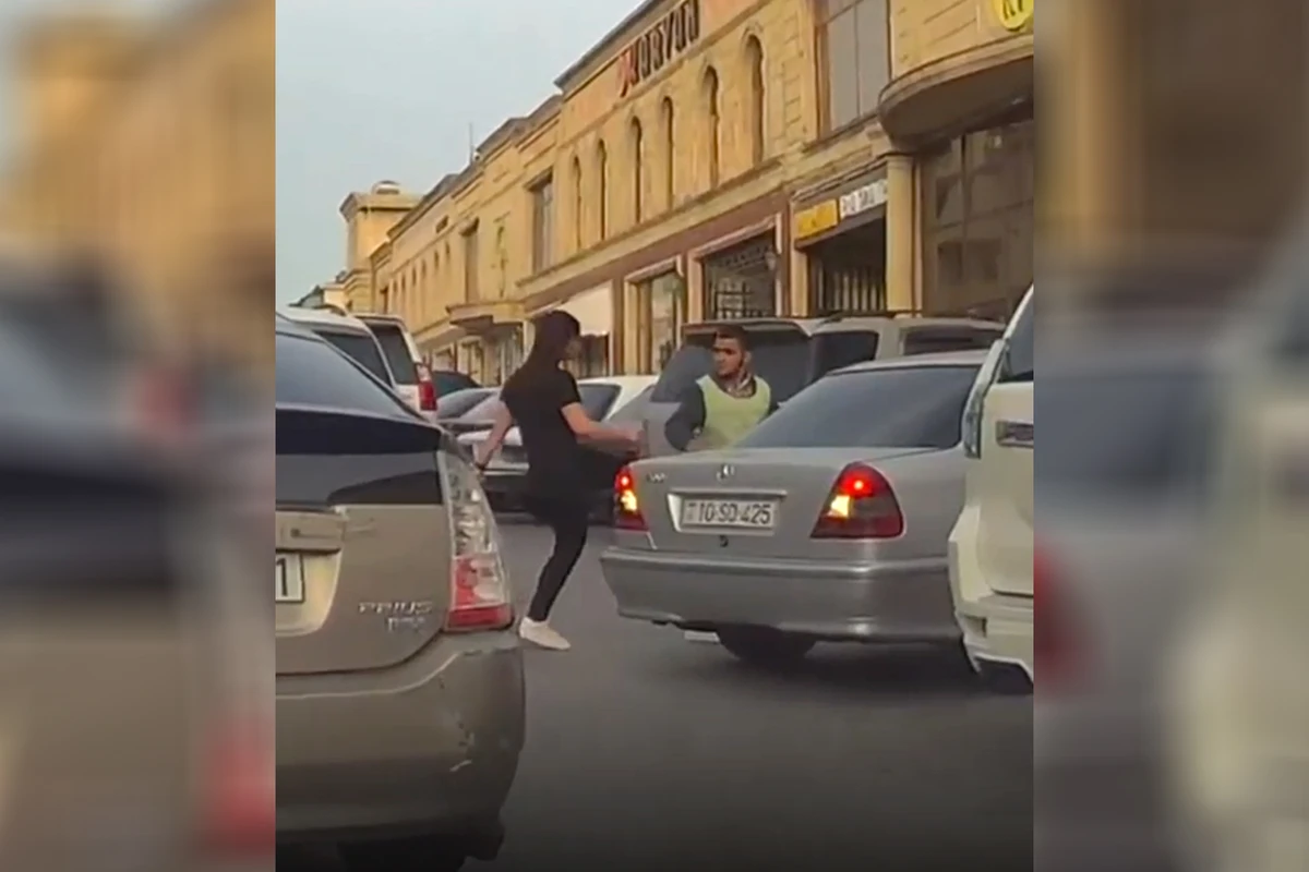 В Азербайджане женщина-водитель избила парковщика - ВИДЕО