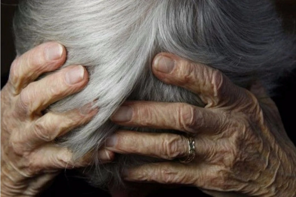 82 yaşlı kişi 81 yaşlı arvadını çəliklə döydü