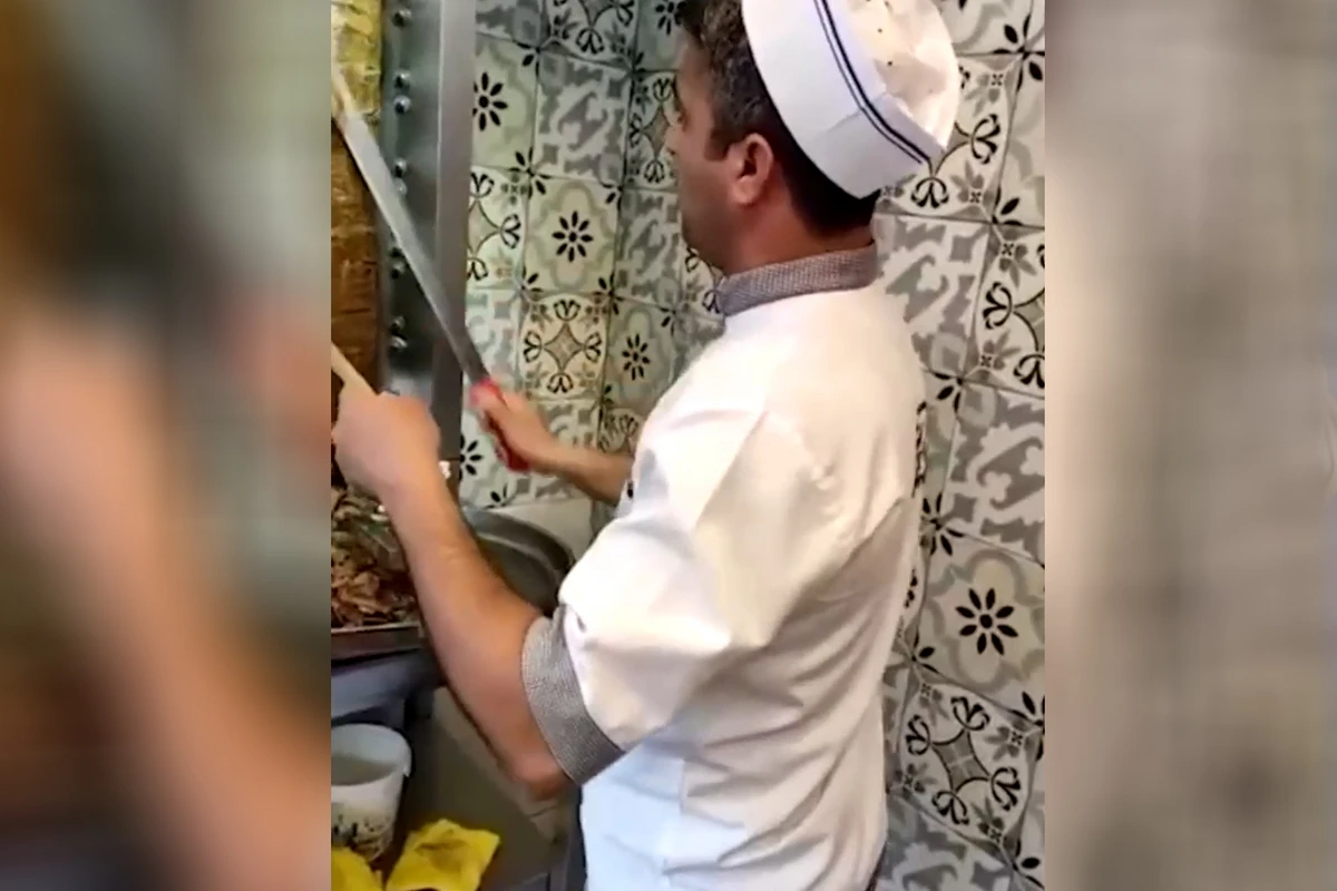 Bakıda dönər ustası səsi ilə müştəriləri valeh edir - VİDEO