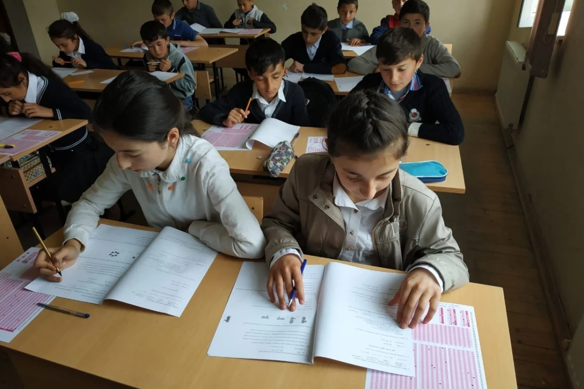 Azərbaycanda şagird dərs zamanı anidən vəfat etdi