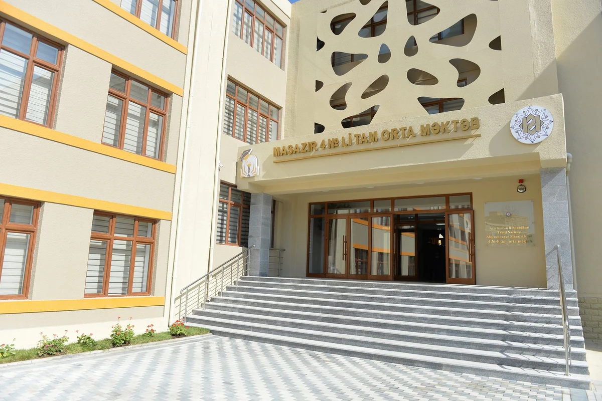 Məşğələyə gecikirəm deyən şagird 2-ci mərtəbədən atlayaraq xəsarət aldı - VİDEO