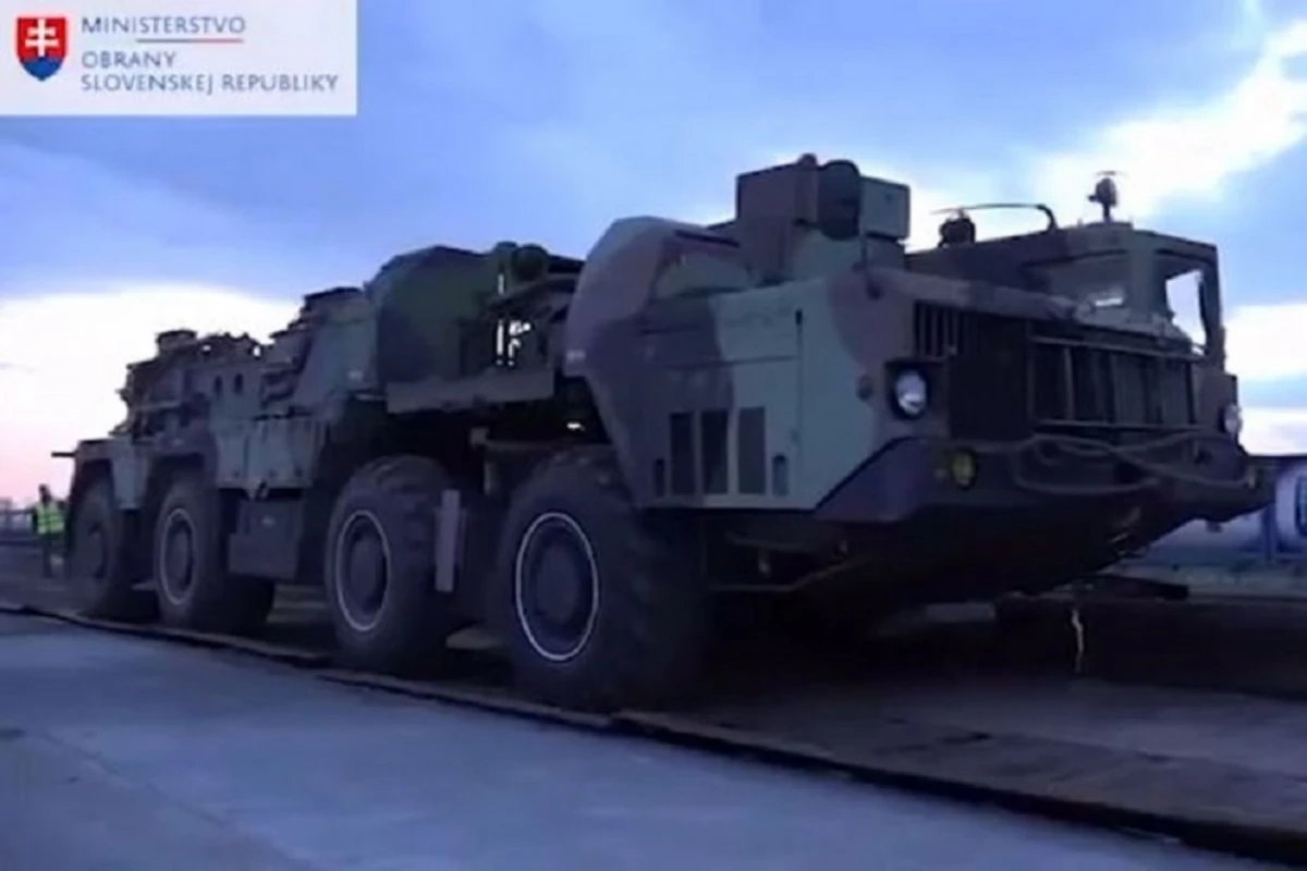 Минобороны Словакии опубликовало кадры передачи Украине ЗРК С-300 - ВИДЕО