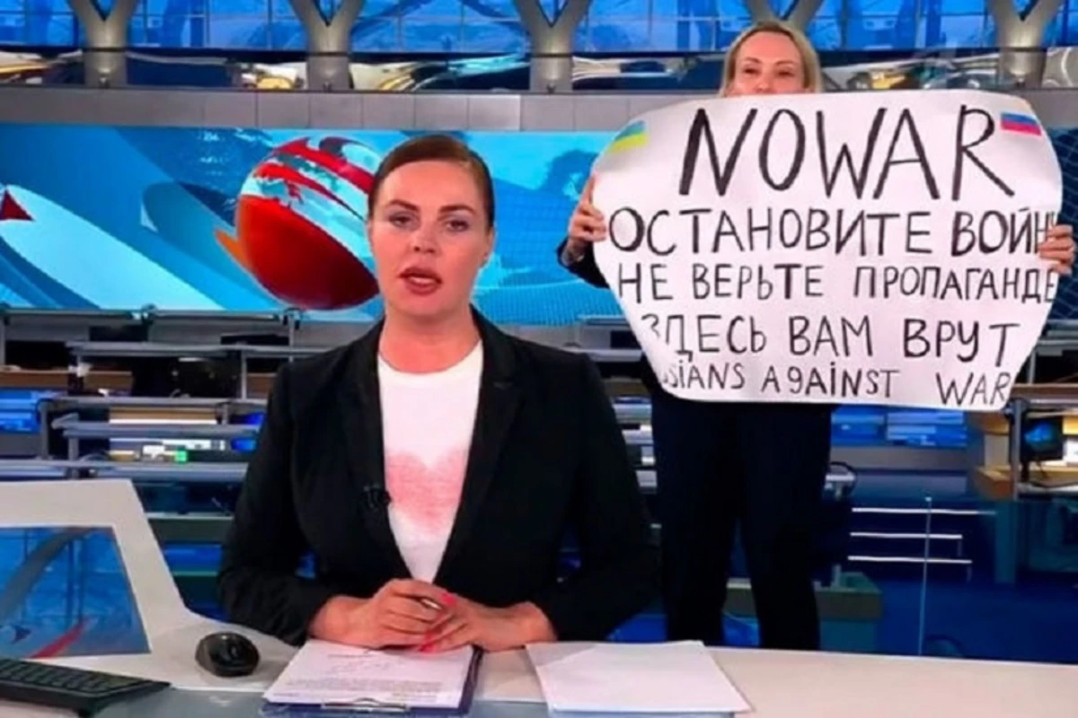 Ворвавшаяся в эфир Первого канала сотрудница получила новую работу